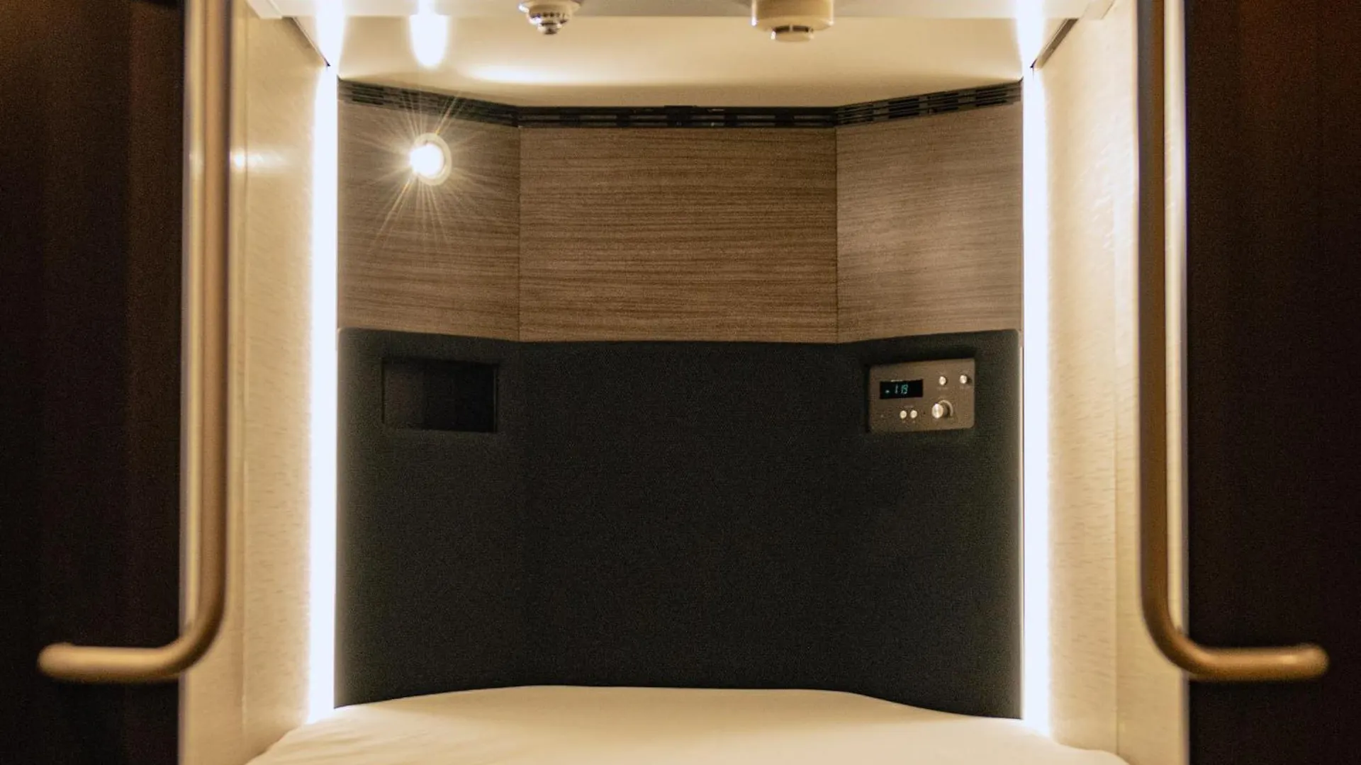 Capsle Hatago Akasaka Spablic Inn Токио Япония